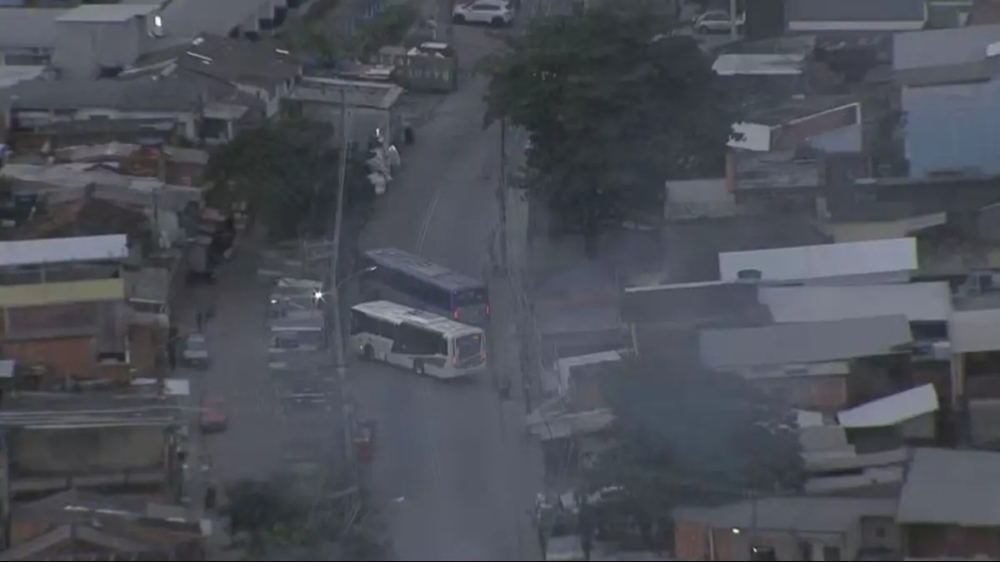 Criminosos sequestram ônibus e fazem barricadas durante operação em Costa Barros no Rio