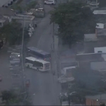 Criminosos sequestram ônibus e fazem barricadas durante operação em Costa Barros no Rio