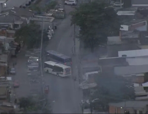 Criminosos sequestram ônibus e fazem barricadas durante operação em Costa Barros no Rio