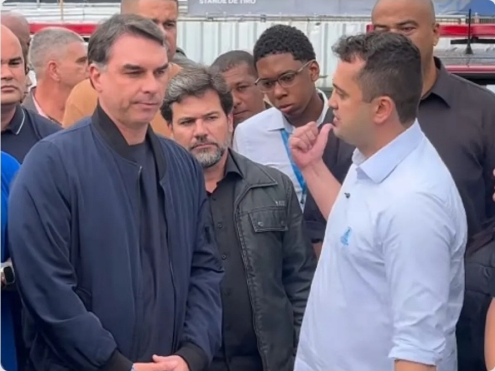 Flávio Bolsonaro é recebido por Netinho durante visita a reduto da família Reis