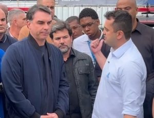 Flávio Bolsonaro é recebido por Netinho durante visita a reduto da família Reis