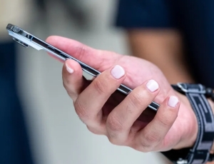 60% dos brasileiros ficam ansiosos longe do celular, aponta estudo