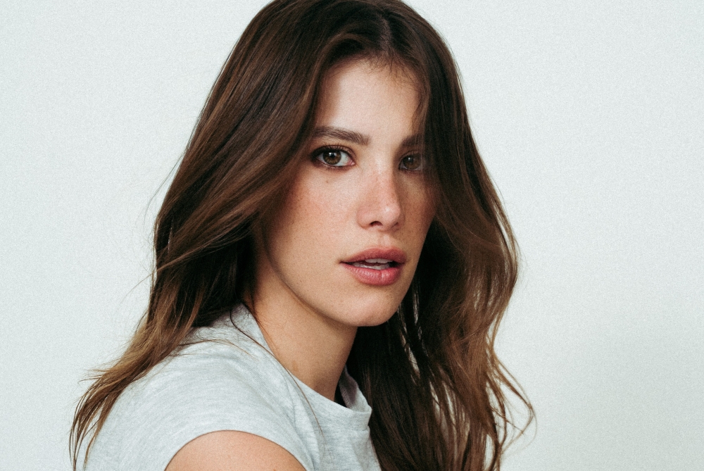 Caroline Dallarosa escreve um novo capítulo da carreira com “De Coração”