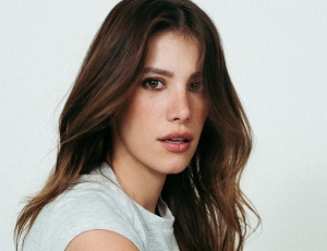 Caroline Dallarosa escreve um novo capítulo da carreira com “De Coração”