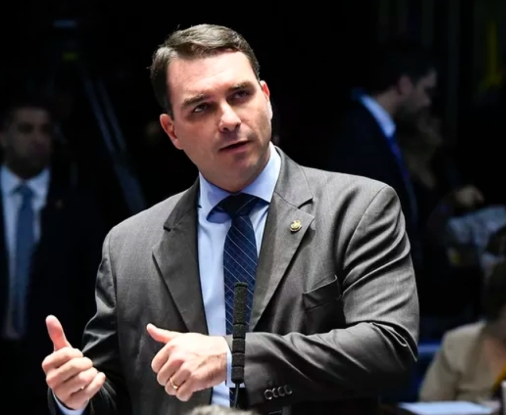 Senador Flávio Bolsonaro cobra Prefeitura de Angra dos Reis por taxa cobrada na Ilha Grande