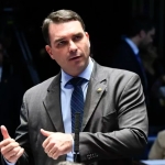 Senador Flávio Bolsonaro cobra Prefeitura de Angra dos Reis por taxa cobrada na Ilha Grande