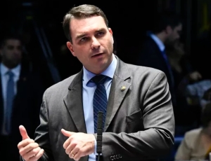 Senador Flávio Bolsonaro cobra Prefeitura de Angra dos Reis por taxa cobrada na Ilha Grande
