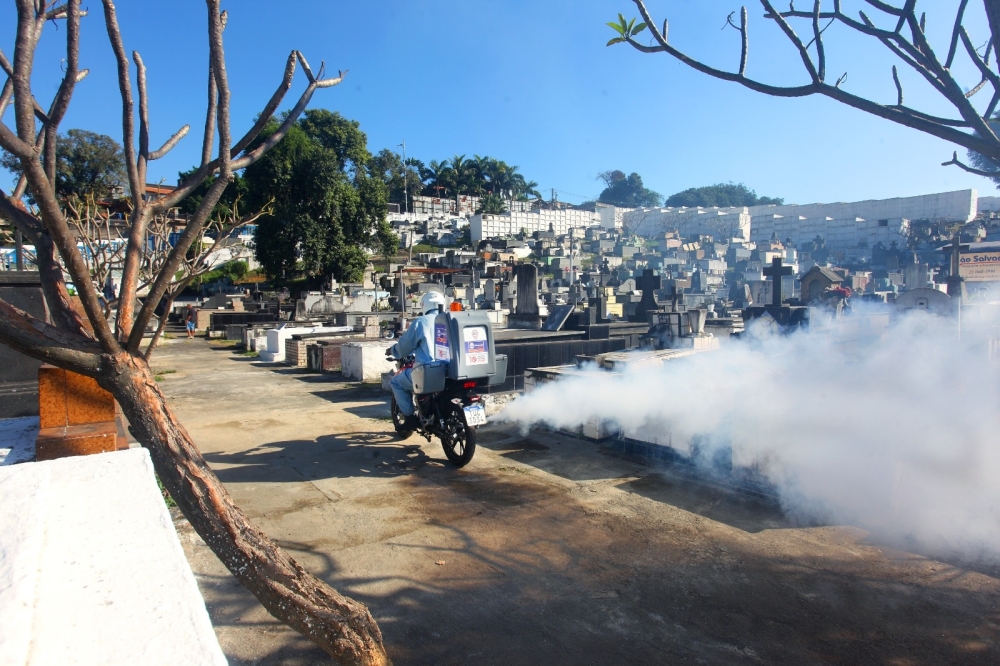 Nova Iguaçu reforça combate à dengue com motofog em áreas de difícil acesso