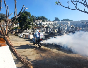 Nova Iguaçu reforça combate à dengue com motofog em áreas de difícil acesso