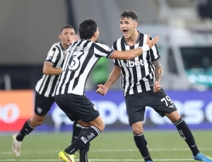 Com gol no último lance, Botafogo bate Santos na volta do Brasileirão