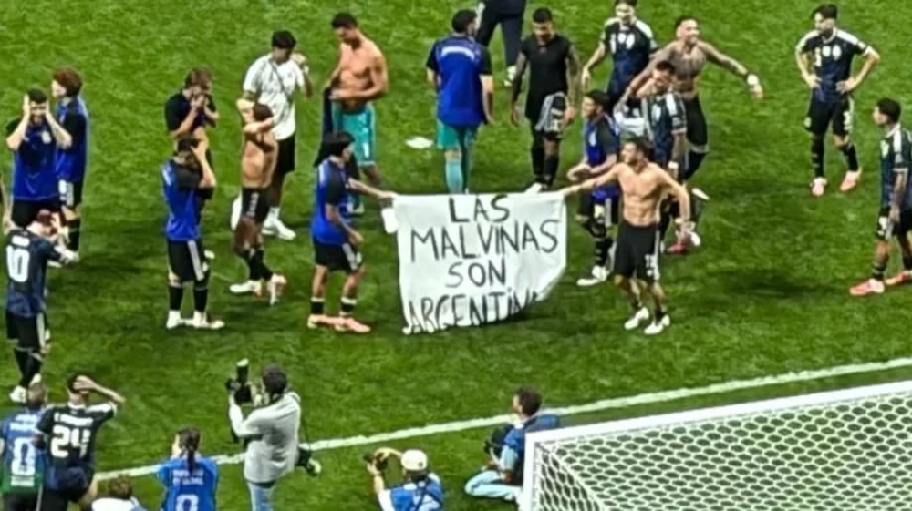 Entenda a faixa proibida que a seleção argentina levou para o jogo contra a Inglaterra
