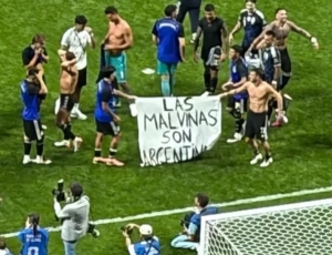 Entenda a faixa proibida que a seleção argentina levou para o jogo contra a Inglaterra