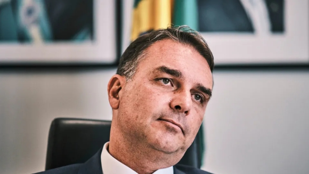 Defesa de Bolsonaro pede volta de visitas de Flávio e alega que filho é advogado do pai