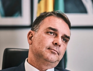 Defesa de Bolsonaro pede volta de visitas de Flávio e alega que filho é advogado do pai