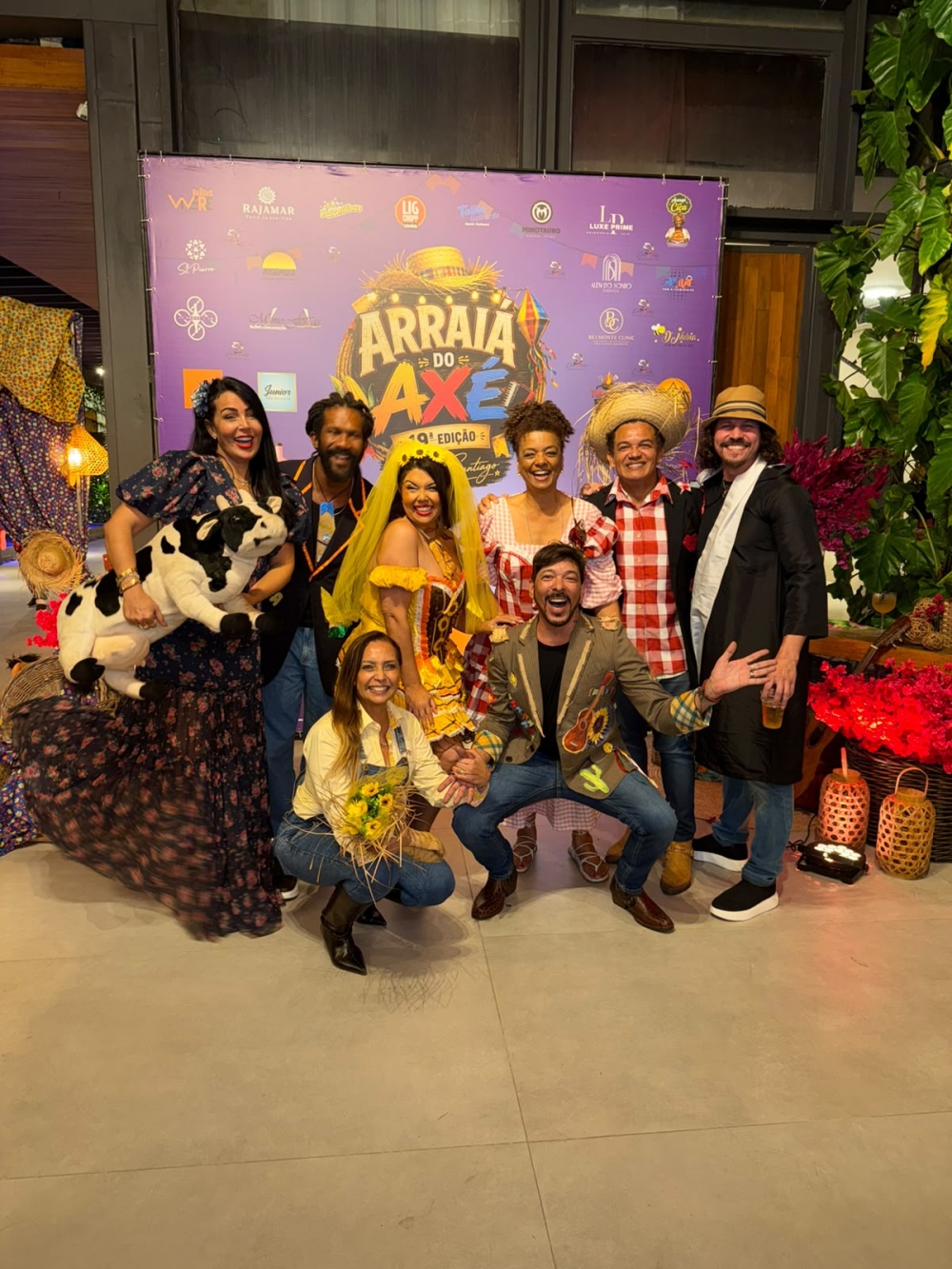 Fabiana Karla 'foge' do casamento e diverte convidados no Arraiá do Axé