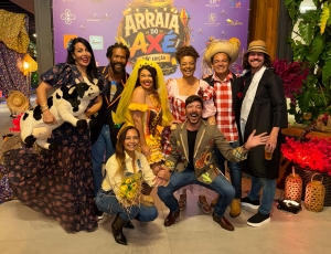 Fabiana Karla 'foge' do casamento e diverte convidados no Arraiá do Axé