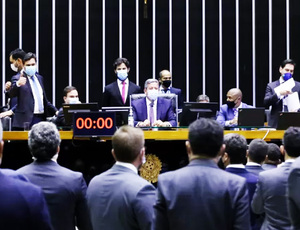 Câmara rejeita 'distritão' e aprova, em primeiro turno, PEC que resgata coligações