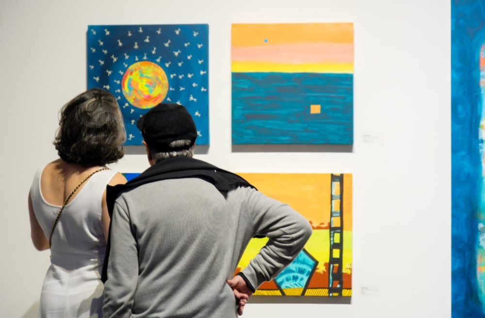 Bim Brito convida público a atravessar o portal para Neon City