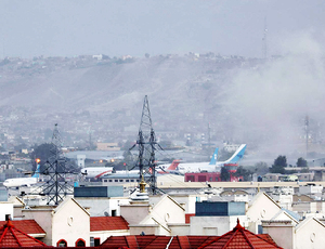 Explosões deixam várias vítimas no aeroporto de Cabul