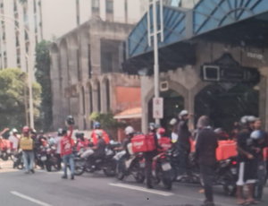 Motoboys realizam manifestação no Rio contra máfia do reboque