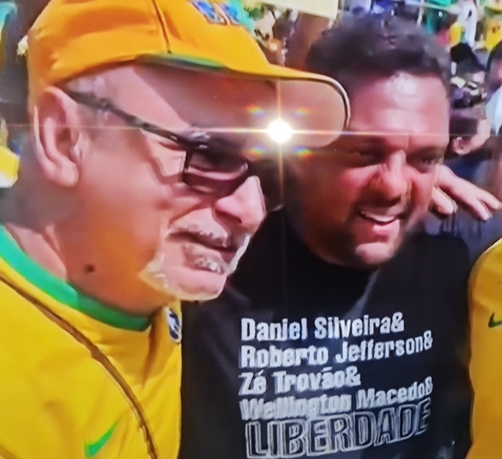 Queiros e Otoni de Paula desfilam livres, leves e soltos juntos em Copacabana 
