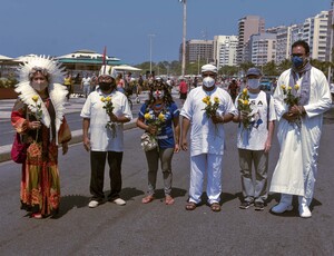 Lideranças religiosas distribuem flores em Copacabana