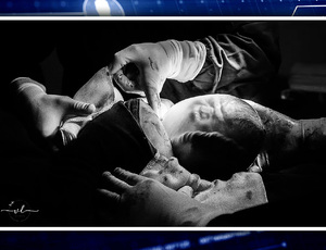 Fotógrafa faz foto e vídeo de nascimento de bebê empelicado em SC