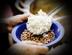 Tentando frear a fome, Rio aprova lei que tira ICMS do arroz e do feijão