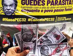 Manifestantes espalham “dólares” com o rosto de Guedes na sede da Economia