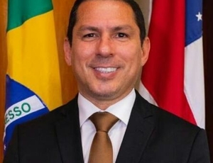 Deputado federal do Amazonas assume interinamente a presidência da Câmara pela primeira vez 