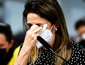 “Quando vemos um presidente da República imitando uma pessoa com falta de ar, isso para nós é muito doloroso”, diz órfã da Covid na CPI