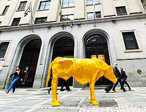 'Vaca magra' é instalada em frente à Bolsa de Valores e retirada pela PM