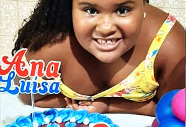 Menina de 8 anos morre de Covid-19 e mãe implora por 'vacina para crianças'