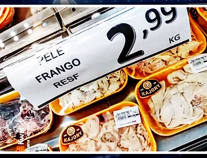 Brasil de Bolsonaro: Pele de frango vira opção barata em supermercado do ES