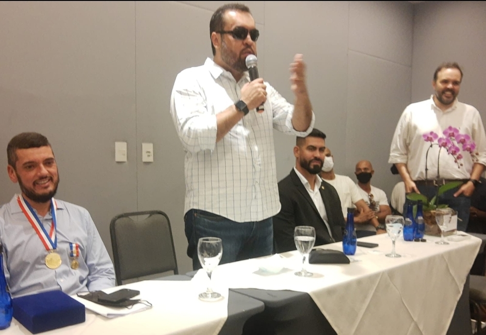 Claudio Castro com solidariedade, homenageia parlamentares