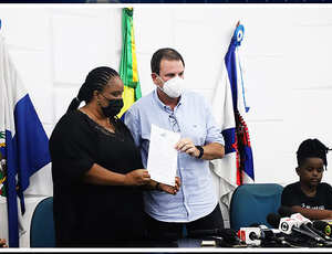 Prefeitura formaliza a entrega da concessão de quiosques para a família de Moïse Kabagambe