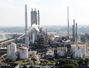 Após Bolsonaro fechar fábricas da Petrobras, Brasil gasta R$ 80 bi com importação de fertilizantes
