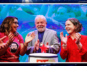 Em festa do PT, Lula fala como candidato: “Pesadelo está perto do fim”