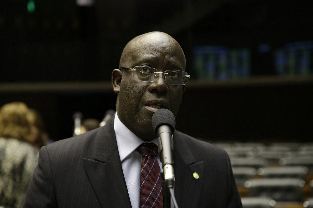 Existe racismo na fala de Edmundo?