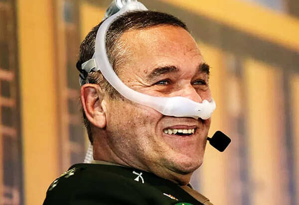 General Villas Bôas insinua que militares brasileiros estão prontos para combater Macron na Amazônia