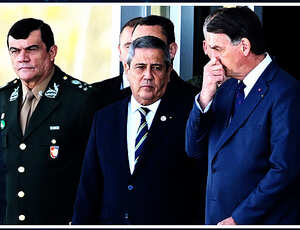 Bolsonaro insinua convite a militares para golpe em cerimônia fechada de posse do ministro da Defesa