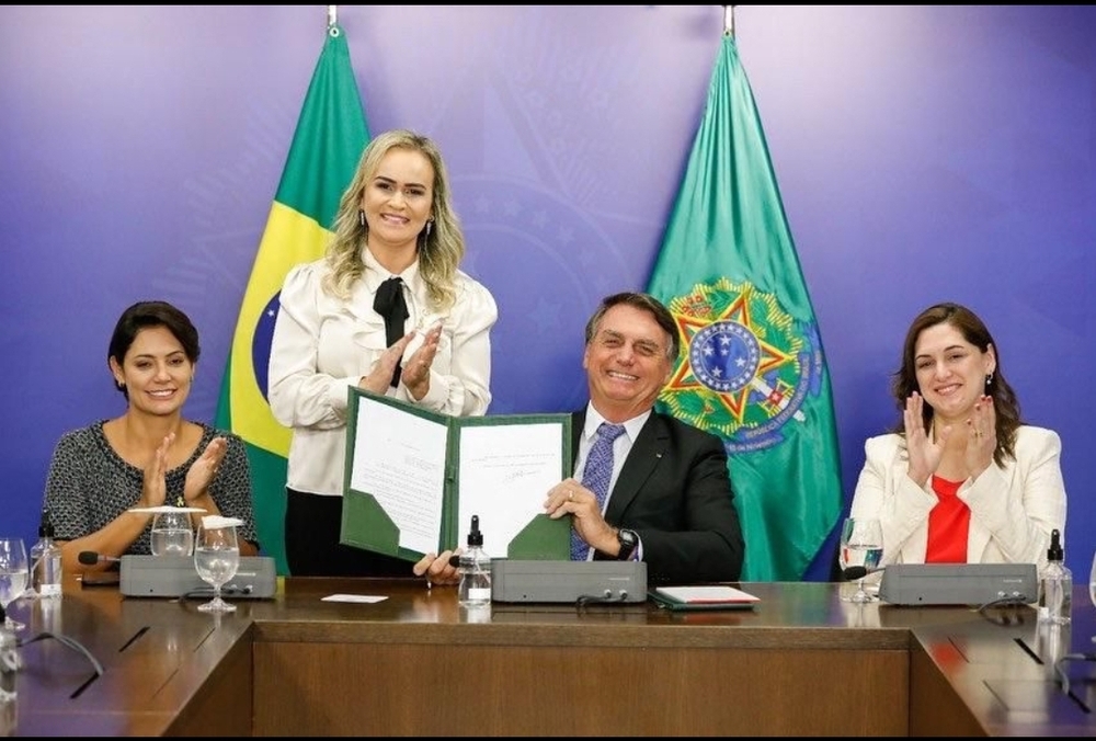 Presidente Jair Bolsonaro sanciona lei da luta contra a endometriose