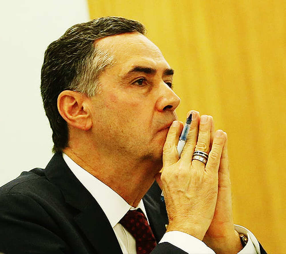 Barroso diz que as Forças Armadas 'estão sendo orientadas a atacar e desacreditar' o processo eleitoral