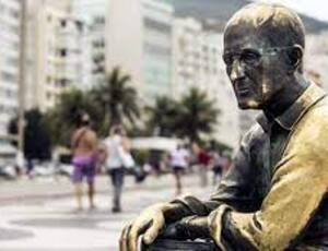 Folclore do crime: Pela 13º vez ôculos da estátua de Drummond de Andrade são roubados