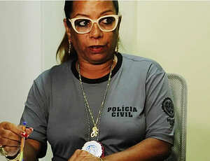 Delegada Adriana Belém é presa após MP apreender quase R$ 2 milhões em seu apartamento