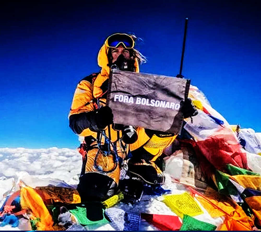 Brasileiro chega ao cume do Everest e abre faixa “Fora Bolsonaro”