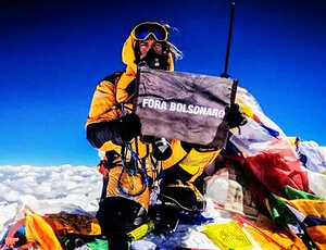Brasileiro chega ao cume do Everest e abre faixa “Fora Bolsonaro”