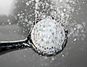 Cuidados com a sobrecarga de chuveiros elétricos devem aumentar durante o frio