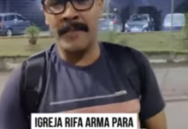 Pastor diz ter orgulho de rifar uma espingarda