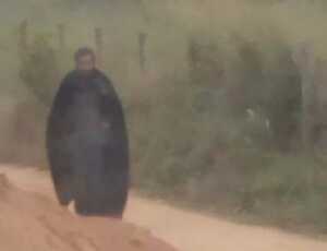 “Homem da capa preta” anda pela região e assusta moradores